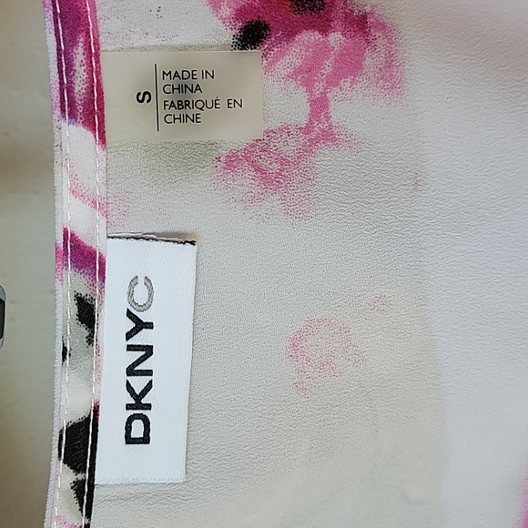 Sleeveless Blouse - Picture 2 of 6